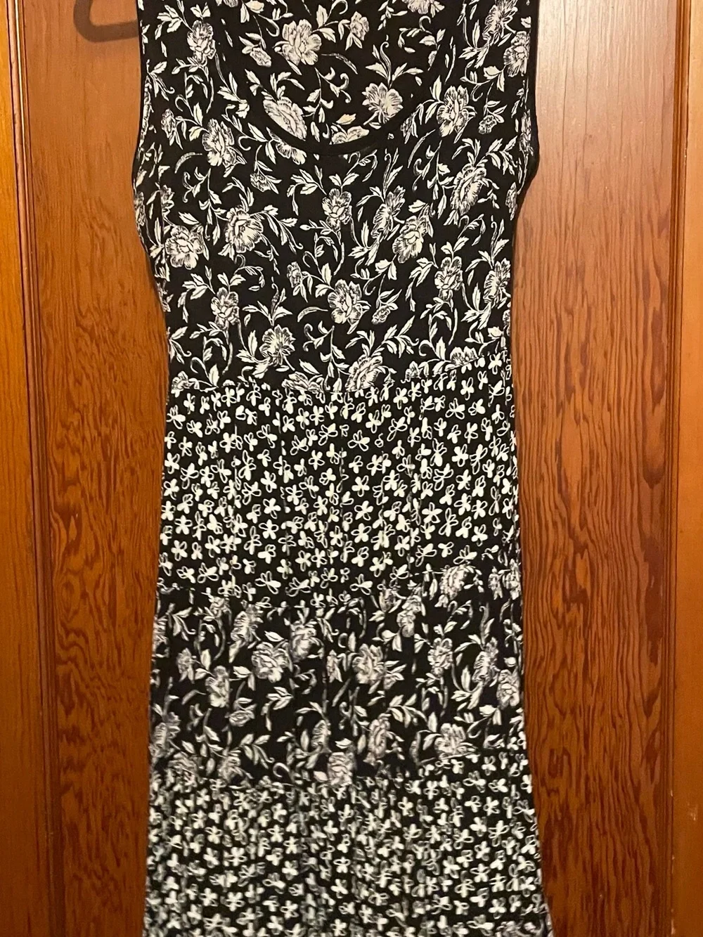 Black & White Floral Tiered Midi Dress - Sleeveless Scoop Neck - Picture 4 of 9